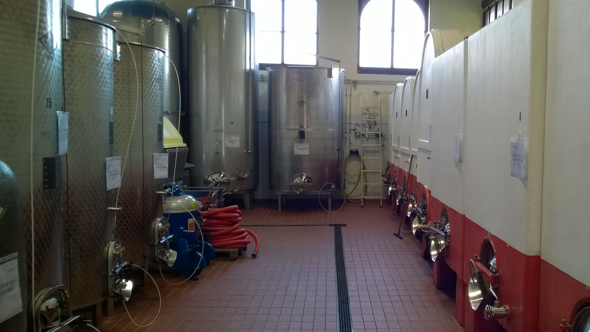 Casa Benna locale vinificazione con vasche
